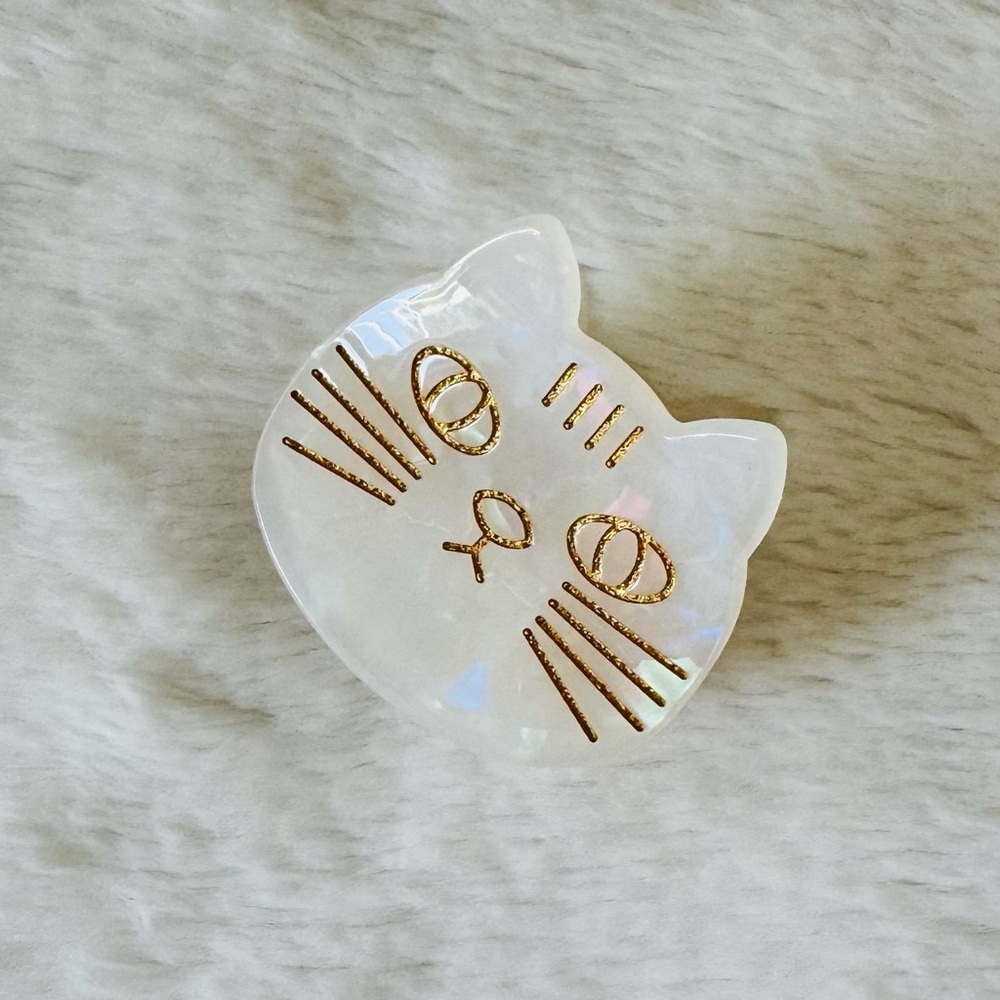 White Cat Face claw clip with Gold, 1.5”x1.5”x1.5”